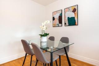 Modern 2-Bed Apartment near Greenwich & Canary Wharf Riverside Views & Excellent Transport Links - 8