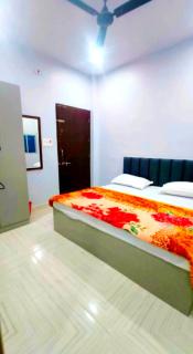 HOTEL SHIVASHRAM NEAR KASHI VISHWANATH TEMPLE - FullY AC ROOMS - 0