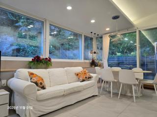 Seochon Secret Cave House - 9