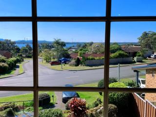 Sunny Lake View House - Perfect for Family & Friends - 0