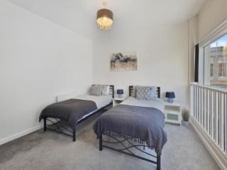 Spacious Stylish Apartment in Swindon Town Centre - 3