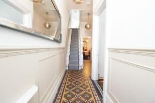 Large & Chic 4BR, 2Bath House-Parking-Sleeps 9 - 6