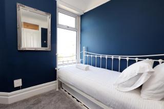 Large & Chic 4BR, 2Bath House-Parking-Sleeps 9 - 3