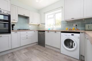 Large & Chic 4BR, 2Bath House-Parking-Sleeps 9 - 1