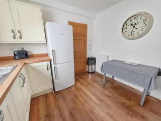 Spacious 4 Bedroom Flat, Perfect for trade teams - 6