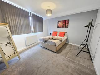 Spacious 4 Bedroom Flat, Perfect for trade teams - 5