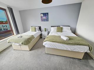 Spacious 4 Bedroom Flat, Perfect for trade teams - 2