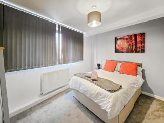 Spacious 4 Bedroom Flat, Perfect for trade teams - 1