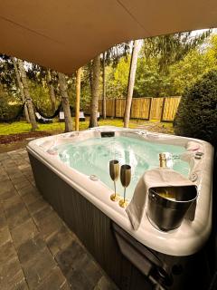 Wellness Tuin - Ultieme Partner Beleving - Privé Wellness Vakantiehuis met Privé Jacuzzi in Privé tuin, Privé Indoor Sauna en Privé Indoor Stoomcabine in Koloniale Stijl - Gratis Fles Prosecco & Leuke Partner Connect Box ! - 9