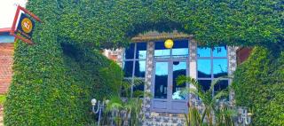 Small Land Lodge - 9