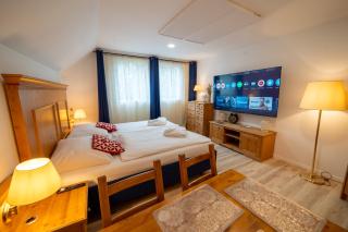 Tavba -Gočár až 27 osob, 8 apartmánů,8 koupelen, 8 kuchyní na kraji lesa - 8