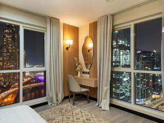 New Renovate Huge Flat w Canal & Burj Khalifa view - 3