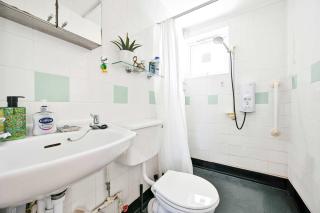 Riverside 1 Bed Flat with Parking at Kingston - 5