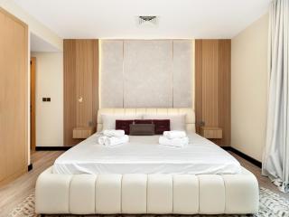 New Renovate Huge Flat w Canal & Burj Khalifa view - 5