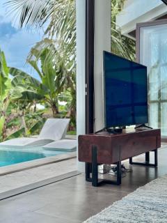 Gorgeous 2BR Oasis With Infinity Pool & Unobstructed Views - 7