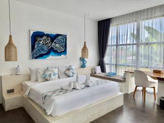 Gorgeous 2BR Oasis With Infinity Pool & Unobstructed Views - 9