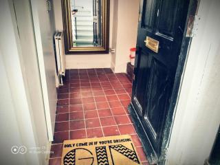 London W2 Studio apartment for three - 5