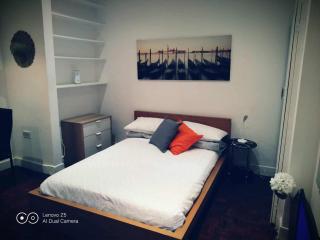 London W2 Studio apartment for three - 2