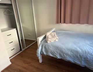 UQ 10mins walk to the door U1 - 9