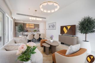 Vogue Vacation Homes, Emaar Beachfront Grand Bleu Designed by Elie Saab, near JBR and Palm Jumeirah, Two Bedroom Apartment with Balcony and Private Beach, Access to all Amenities - 2