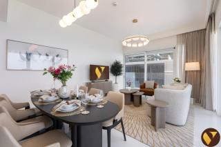 Vogue Vacation Homes, Emaar Beachfront Grand Bleu Designed by Elie Saab, near JBR and Palm Jumeirah, Two Bedroom Apartment with Balcony and Private Beach, Access to all Amenities - 1