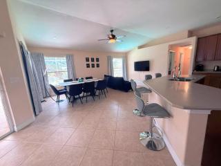 Waterfront VILLA with heated Pool&Spa, sunset view, Family&Pets Friendly - Cape Coral - 9