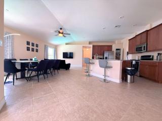 Waterfront VILLA with heated Pool&Spa, sunset view, Family&Pets Friendly - Cape Coral - 3