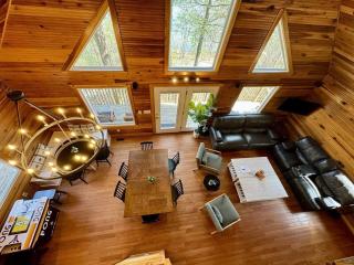 14 Guest 7 Bed 4 BR Lakefront Cabin w Hot Tub - 1