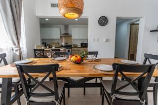 NEW UNIT WITH BEACH AND POOL ACCESS - N B301 - 4