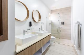 NEW UNIT WITH BEACH AND POOL ACCESS - N B301 - 5