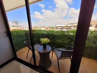 Walk to Downtown Santa Ana, Near Airport, Lush Gardens, Pool, King Bed, Security - Santa Ana - 3