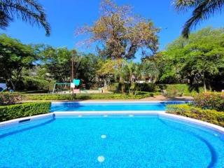 Walk to Downtown Santa Ana, Near Airport, Lush Gardens, Pool, King Bed, Security - 2
