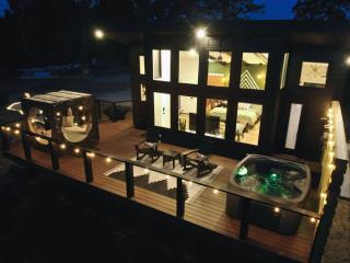 Private Lux Getaway Hot Tub Double Shower Cabana - 9