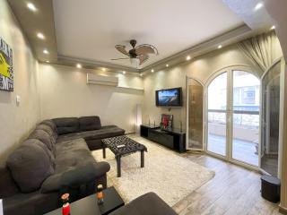 Stylish 2BR, 5 min to CAI Airport, Balcony, Free Snacks - 0