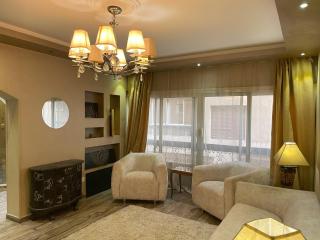 Stylish 2BR, 5 min to CAI Airport, Balcony, Free Snacks - 4