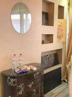 Stylish 2BR, 5 min to CAI Airport, Balcony, Free Snacks - 2