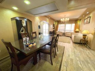 Stylish 2BR, 5 min to CAI Airport, Balcony, Free Snacks - 1