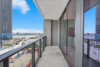 X-Lounge - High-Rise with Rooftop Pool & Panoramic City Views - 9