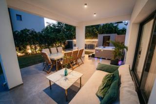 TG NEW Luxury Private Resort & SPA Villas - Heated Salty Swimming Pool, Outdoor Jacuzzi, Sauna, Exotic Garden - 4