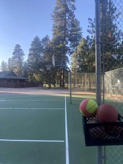 Rustic Cabin Rental near Hoodoo Ski Area and the Deschutes River in Sisters, Oregon - 8