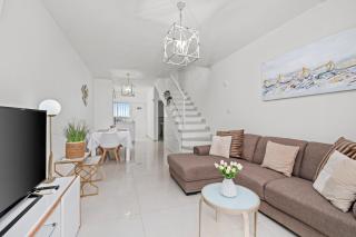 Wavestone Beachfront House - 9