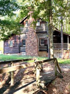 Perfect Couple's or Solo Getaway: 1840s Log Cabin, Claxton, GA - Claxton - 9