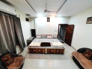 Shree Dattatray Homestay Fully Air Conditioned Property Near to Mahakaleshwar Jyotirlinga Ujjain and Near to Ujjain Junction Railway Station - 8