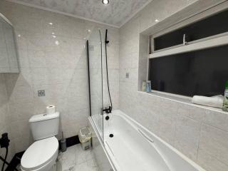 Spacious 4-bed Home Near Didsbury - 9