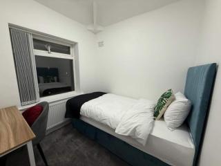 Spacious 4-bed Home Near Didsbury - 8