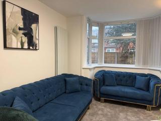 Spacious 4-bed Home Near Didsbury - 4