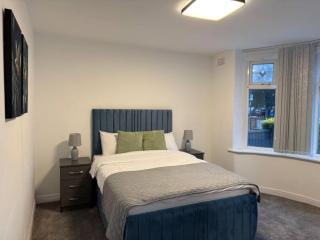 Spacious 4-bed Home Near Didsbury - 1