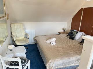 1st Class 4 Bedroom 2 Bathrooms - 4