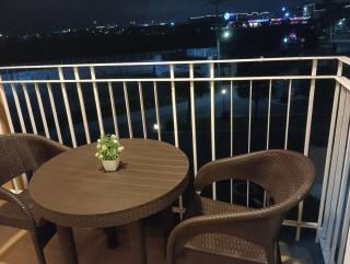 Cozy Condo Near Mall and Airport with Wi-Fi and Netflix - 1