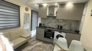 Modern Studio Luxe Heathrow London - New Bedfont - 4